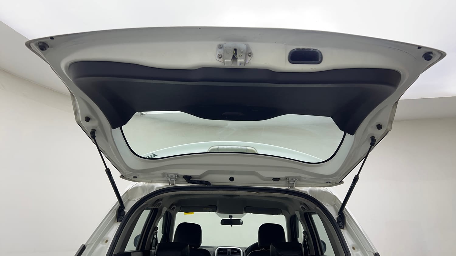 Used 2018 maruti-suzuki Vitara Brezza VDi AGS Diesel Automatic interior DICKY DOOR OPEN VIEW