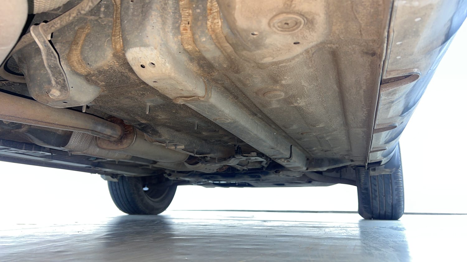 Used 2023 Hyundai Venue S (O) 1.0 Turbo DCT Petrol Automatic extra REAR RIGHT UNDERBODY VIEW