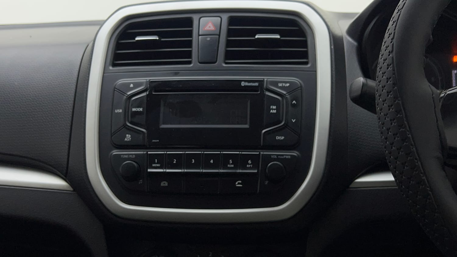 Used 2018 maruti-suzuki Vitara Brezza VDi AGS Diesel Automatic top_features Integrated (in-dash) music system