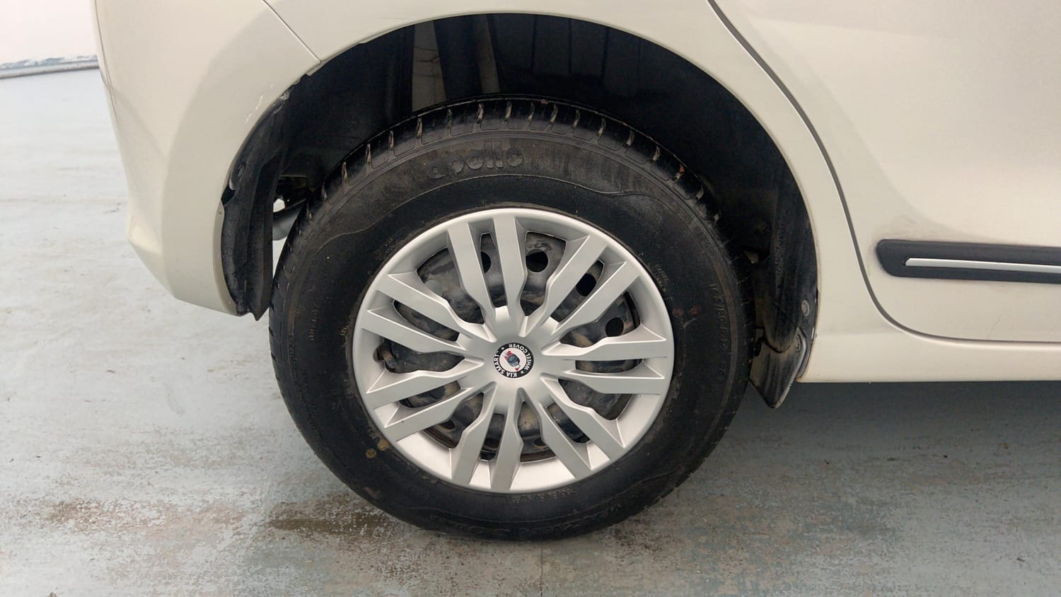 Used 2021 Maruti Suzuki Swift VXi Petrol Manual tyres RIGHT REAR TYRE RIM VIEW