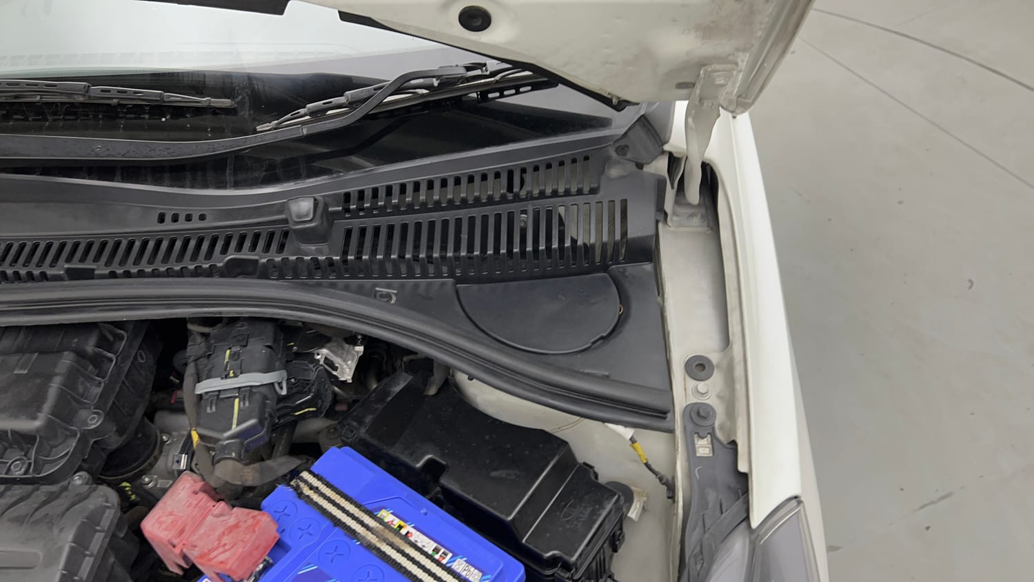 Used 2023 Tata Tiago XT CNG Cng Manual engine ENGINE LEFT SIDE HINGE & APRON VIEW
