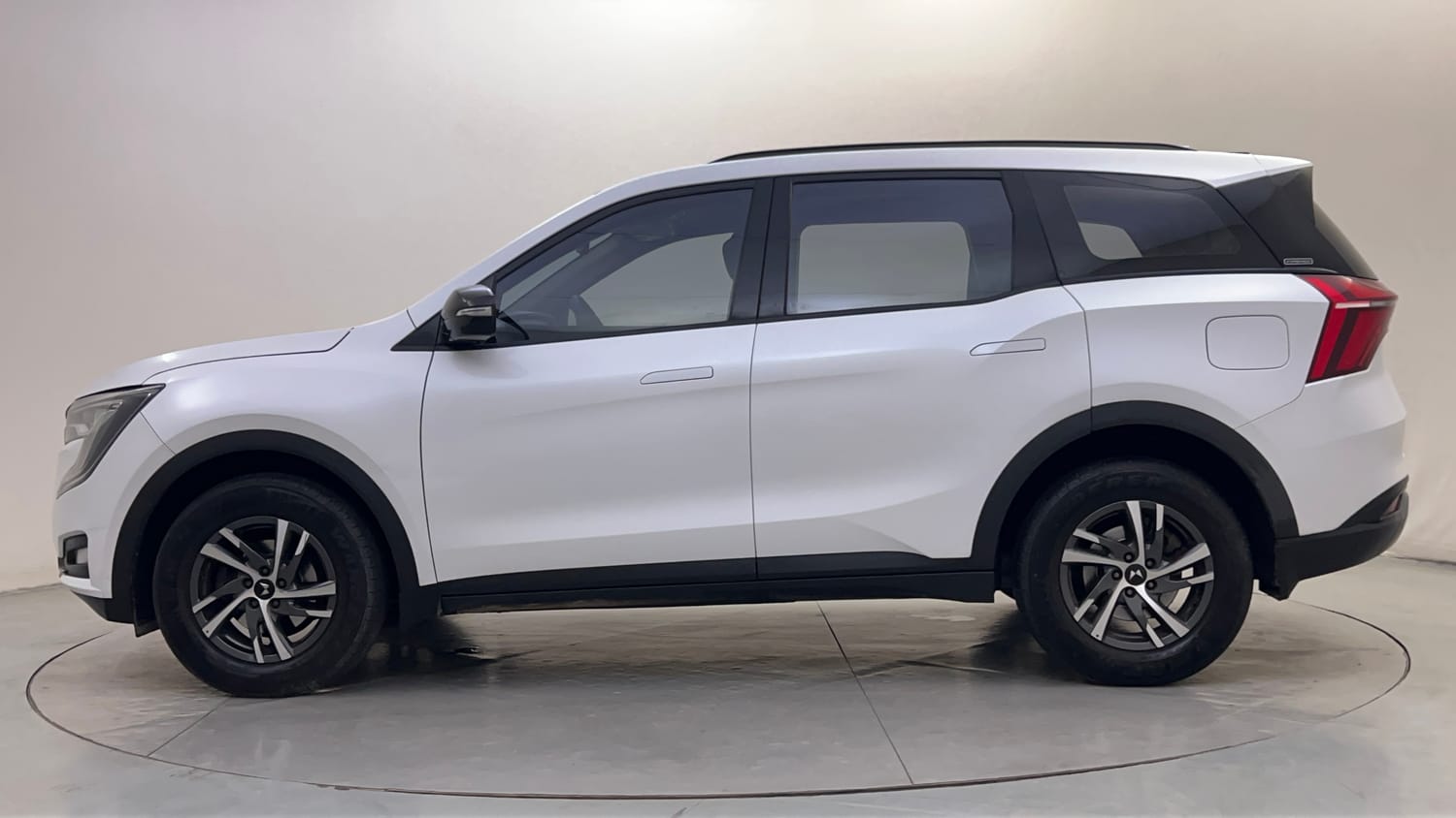 Used 2025 Mahindra XUV700 AX5 Diesel AT 7 STR Diesel Automatic exterior LEFT SIDE VIEW