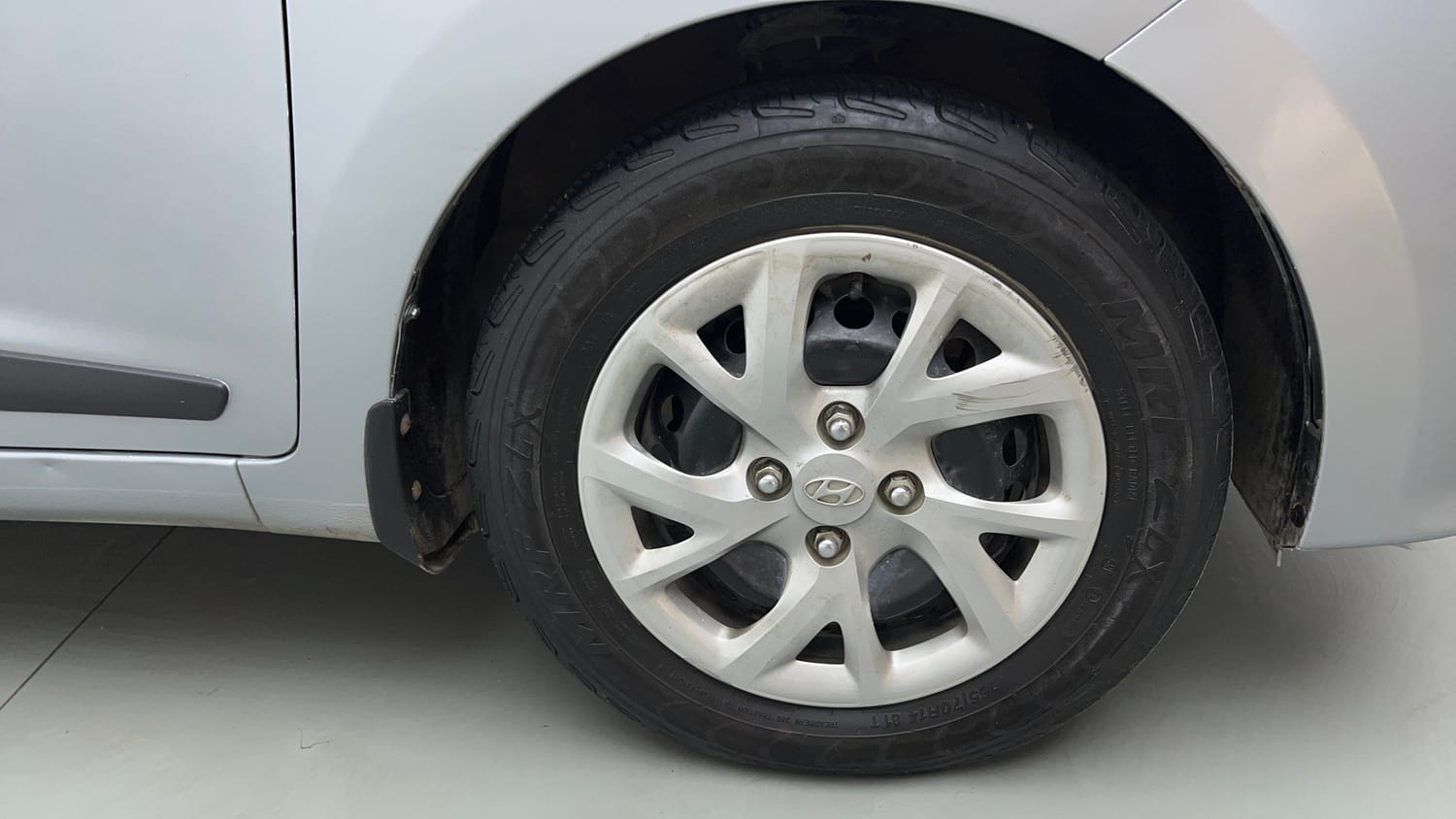Used 2019 Hyundai Grand i10 Magna 1.2 Kappa VTVT CNG (outside fitted) Cng Manual tyres RIGHT FRONT TYRE RIM VIEW