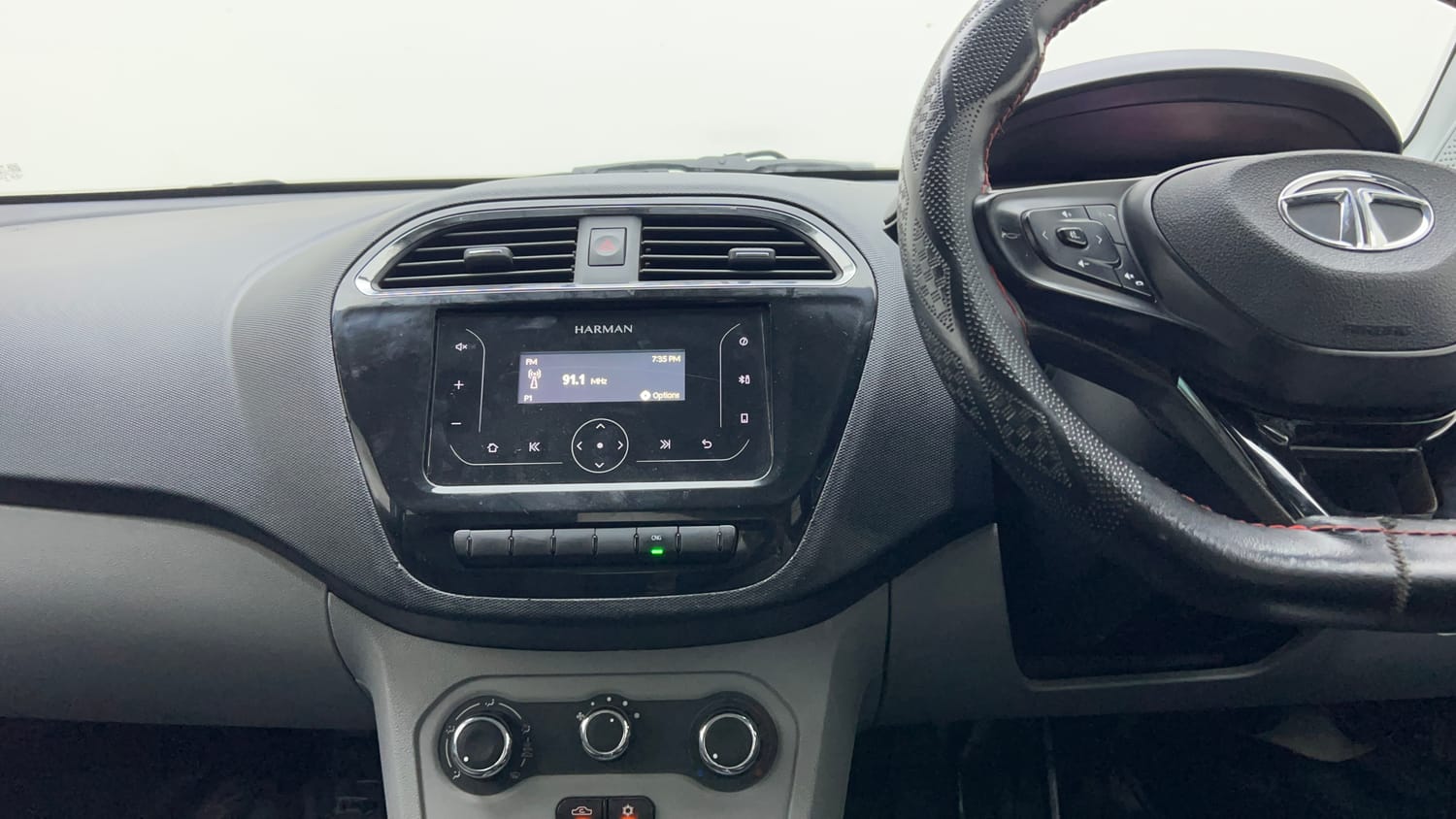 Used 2023 Tata Tiago XT CNG Cng Manual interior MUSIC SYSTEM & AC CONTROL VIEW