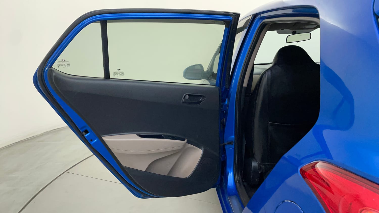 Used 2018 Hyundai Grand i10 Magna 1.2 Kappa VTVT Petrol Manual interior LEFT FRONT DOOR OPEN VIEW