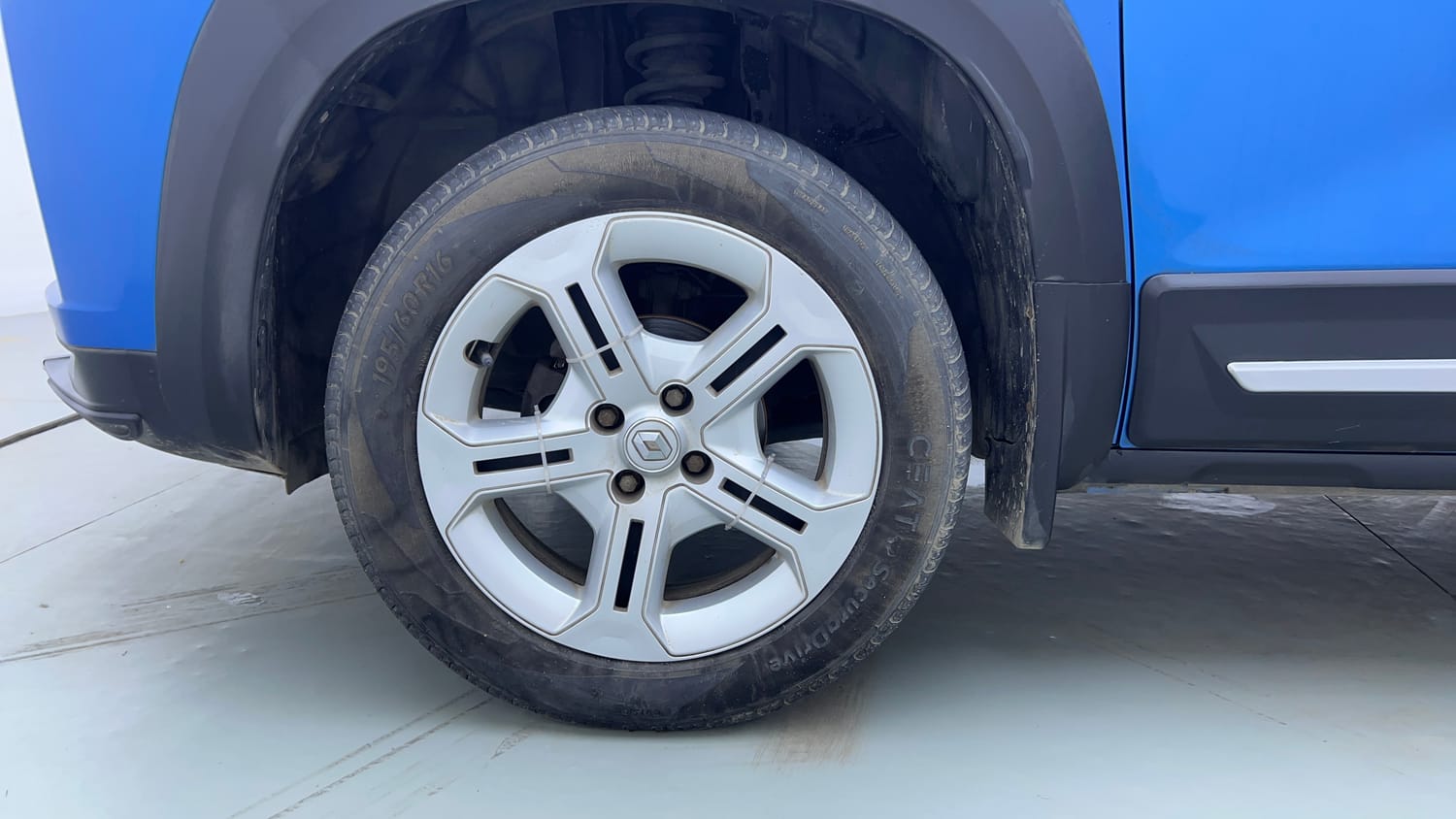 Used 2022 Renault Kiger RXT MT Petrol Manual tyres LEFT FRONT TYRE RIM VIEW