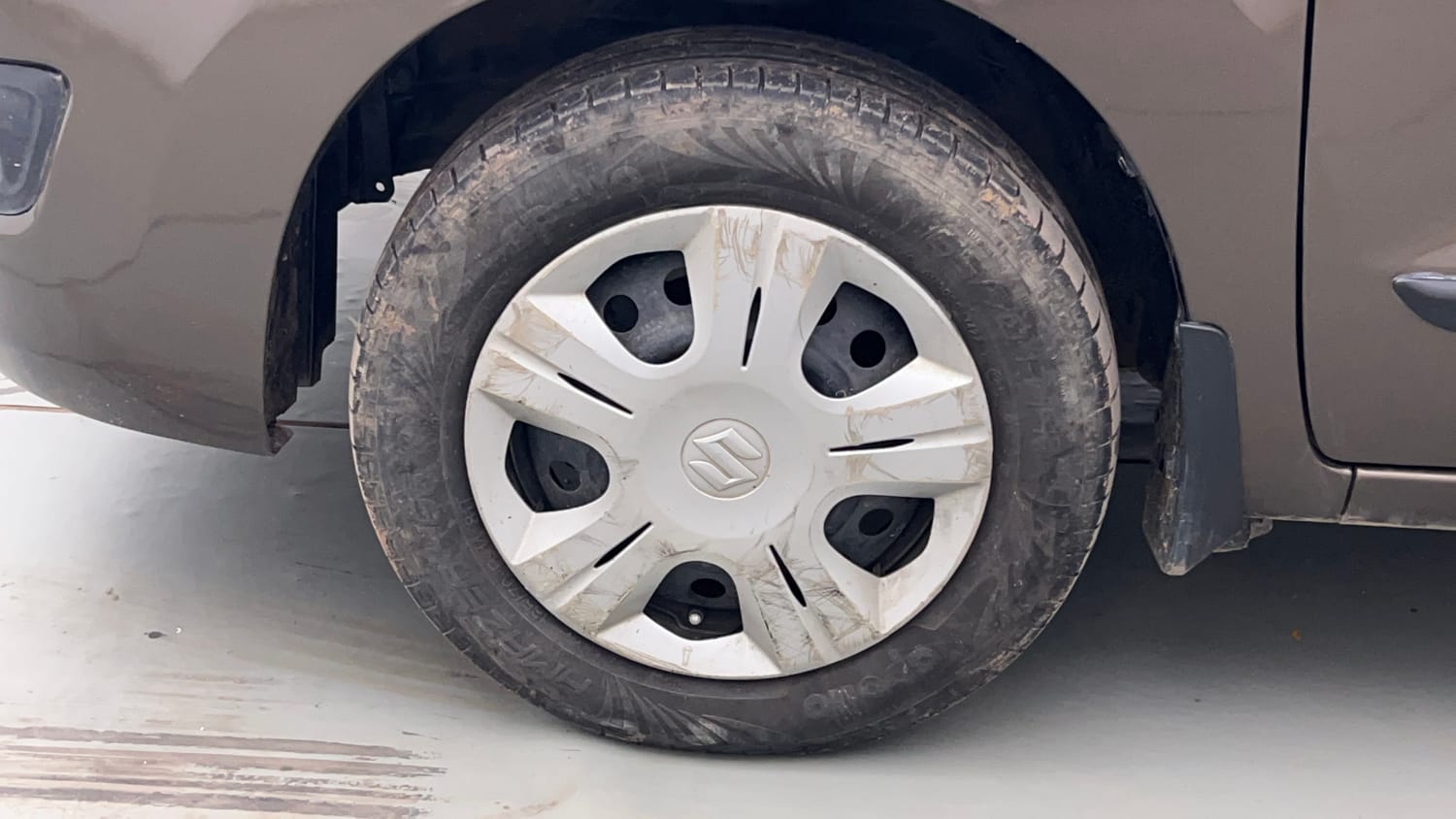 Used 2017 Maruti Suzuki Wagon R VXI Petrol Manual tyres LEFT FRONT TYRE RIM VIEW