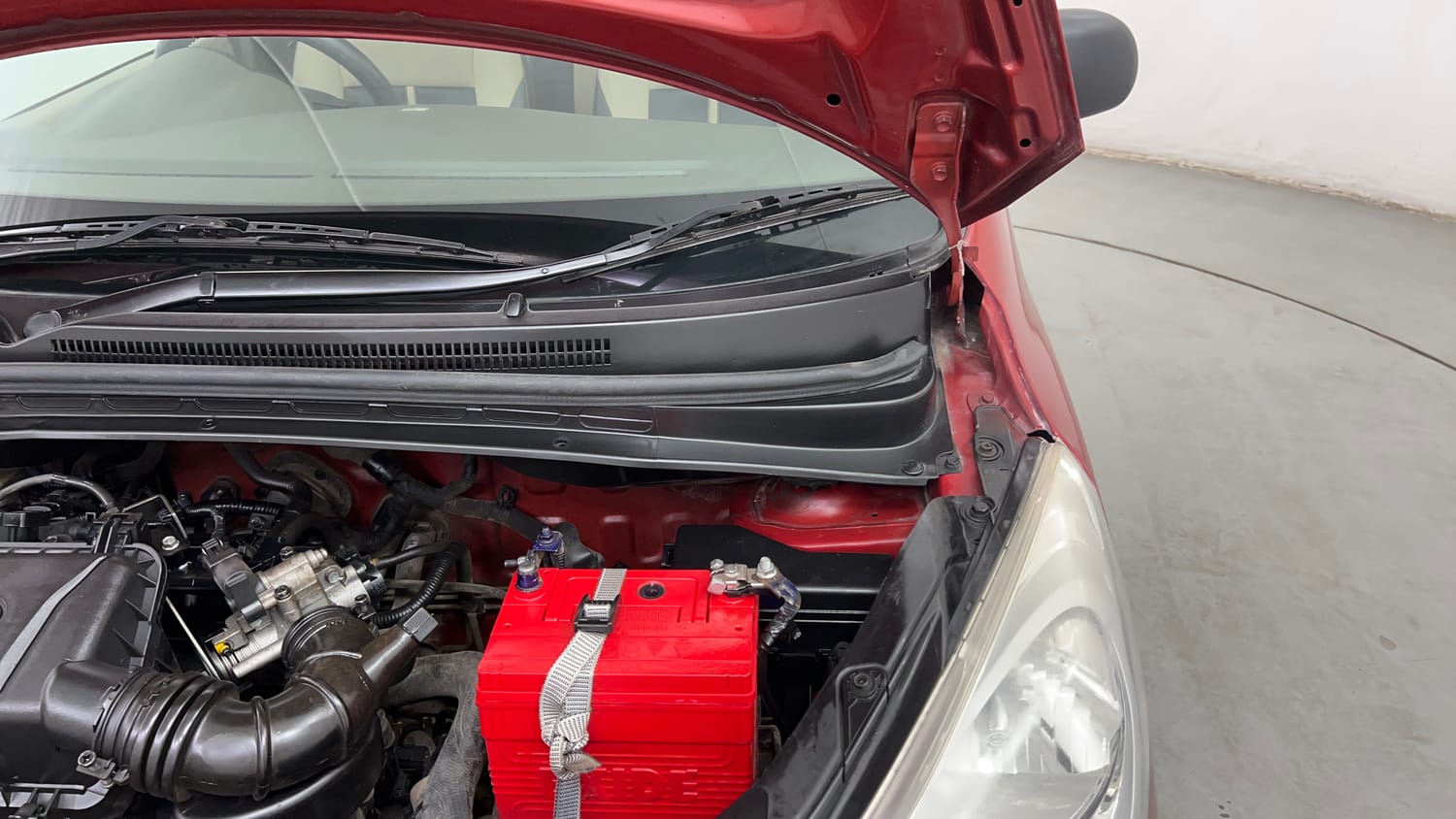 Used 2013 Hyundai i10 Era 1.1 iRDE2 Petrol Manual engine ENGINE LEFT SIDE HINGE & APRON VIEW