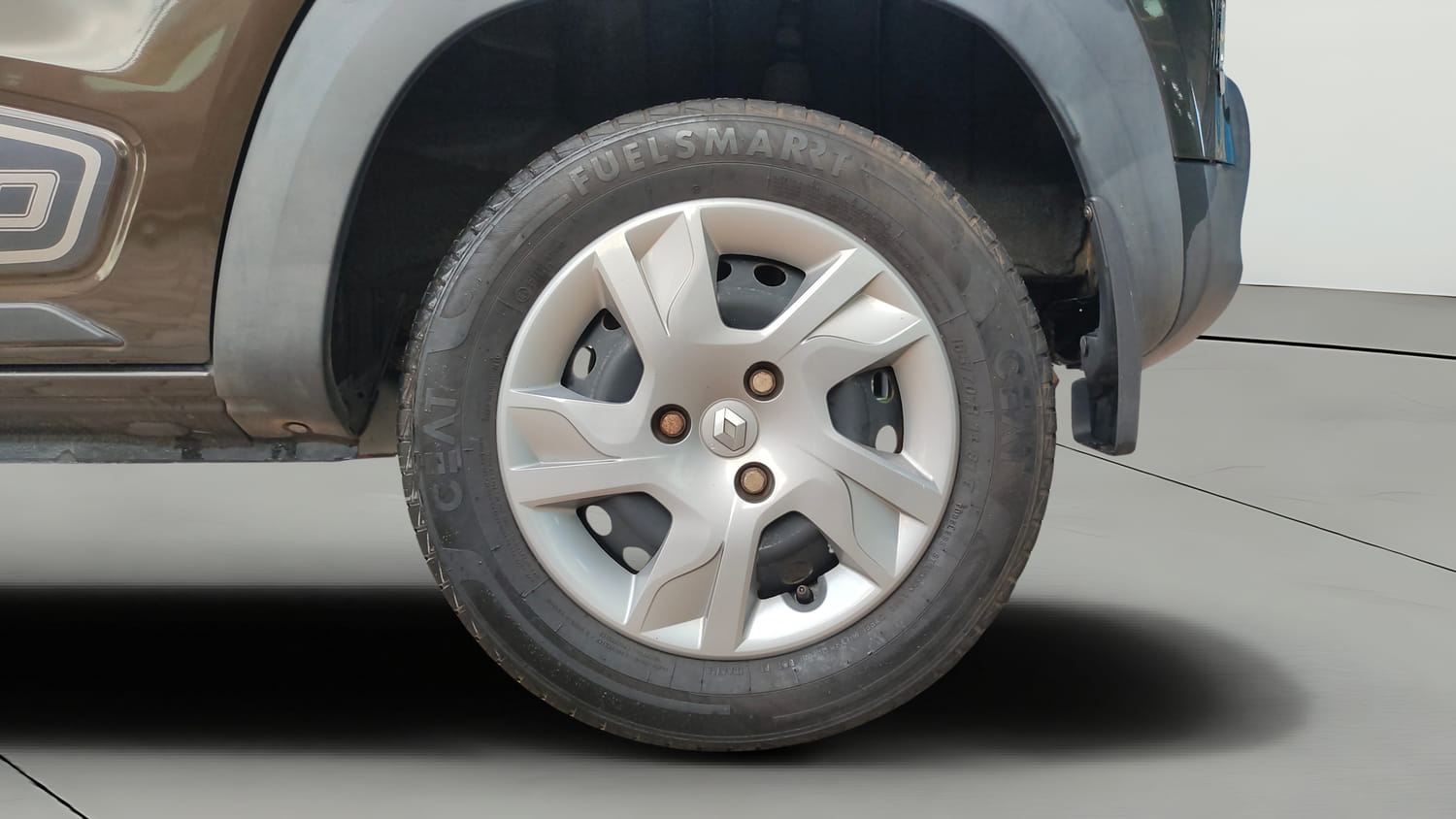 Used 2021 Renault Kwid RXT 1.0 Opt Petrol Manual tyres LEFT REAR TYRE RIM VIEW