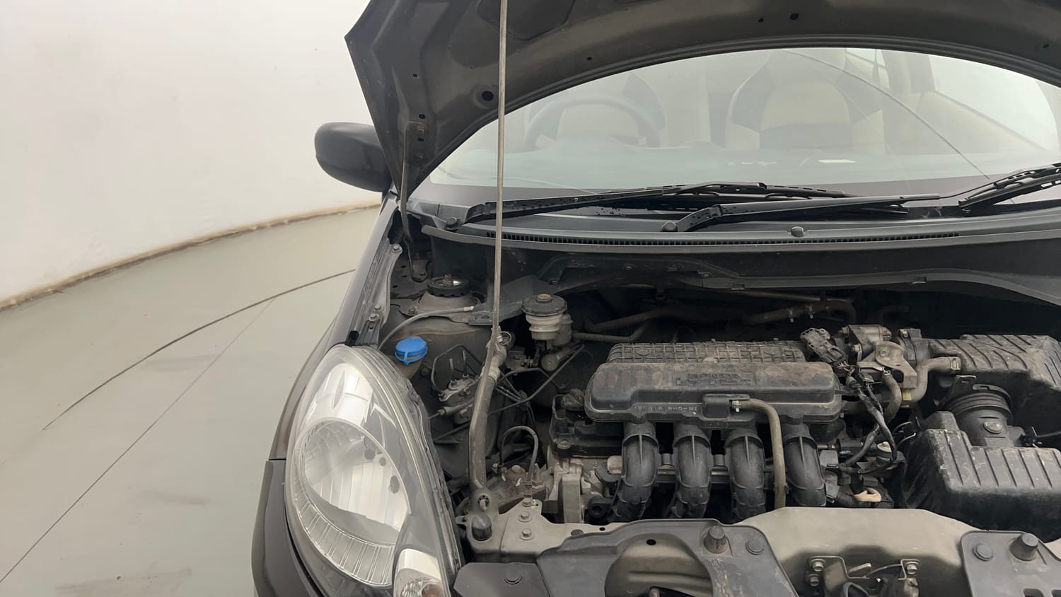 Used 2015 Honda Amaze 1.2 E i-VTEC Petrol Manual engine ENGINE RIGHT SIDE HINGE & APRON VIEW