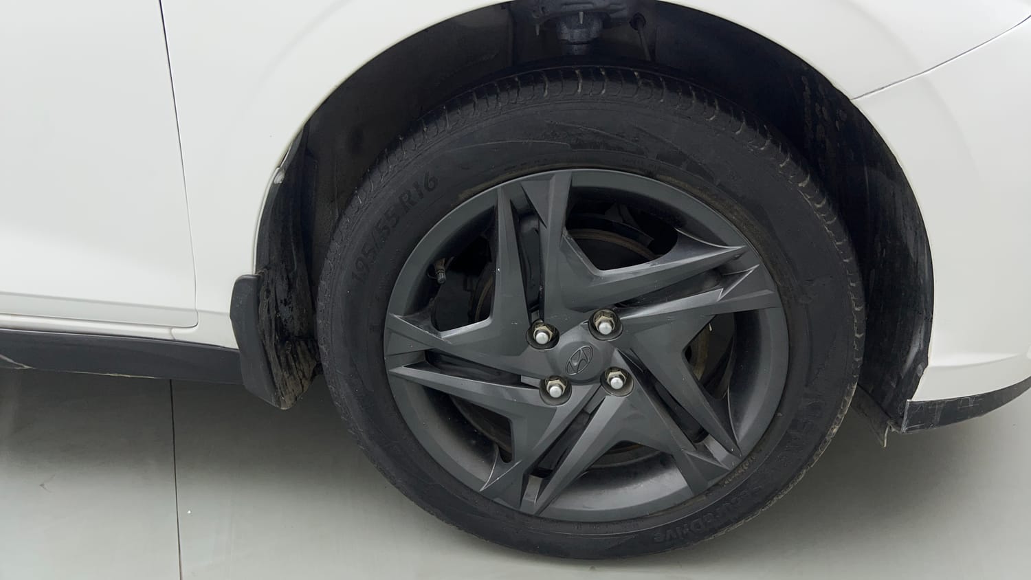 Used 2023 Hyundai i20 Sportz 1.2 IVT Petrol Automatic tyres RIGHT FRONT TYRE RIM VIEW
