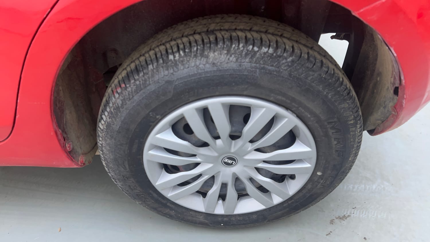 Used 2015 Maruti Suzuki Swift VXi Petrol Manual tyres LEFT REAR TYRE RIM VIEW