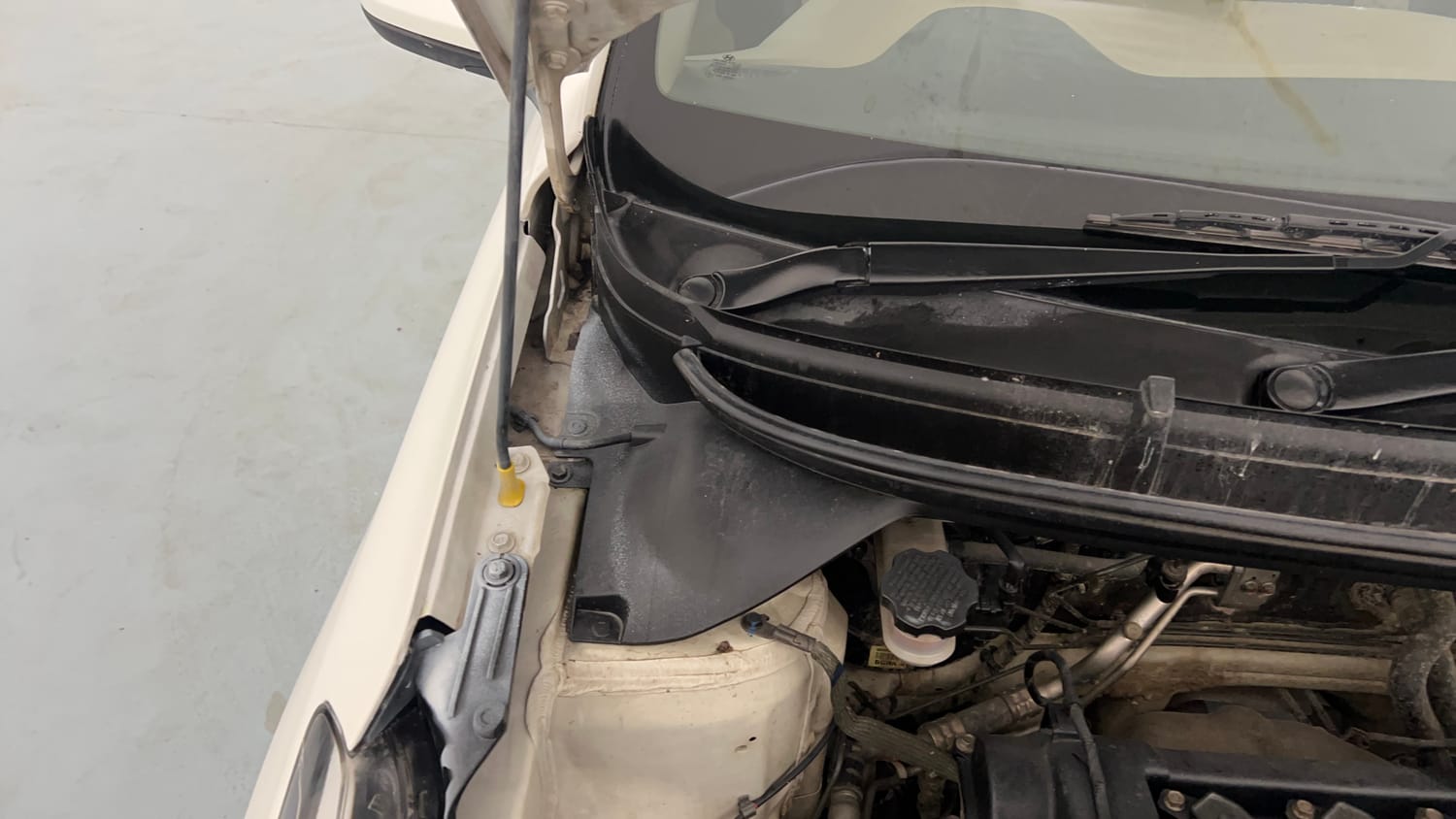 Used 2018 Hyundai Elite i20 Magna Executive 1.2 Petrol Manual engine ENGINE RIGHT SIDE HINGE & APRON VIEW