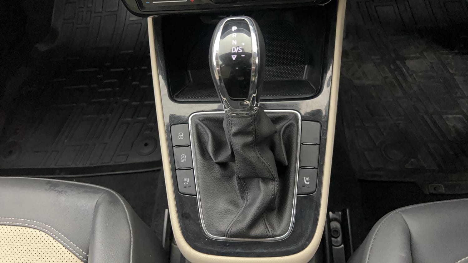 Used 2023 Skoda Slavia Style 1.0L TSI AT Petrol Automatic interior GEAR  KNOB VIEW