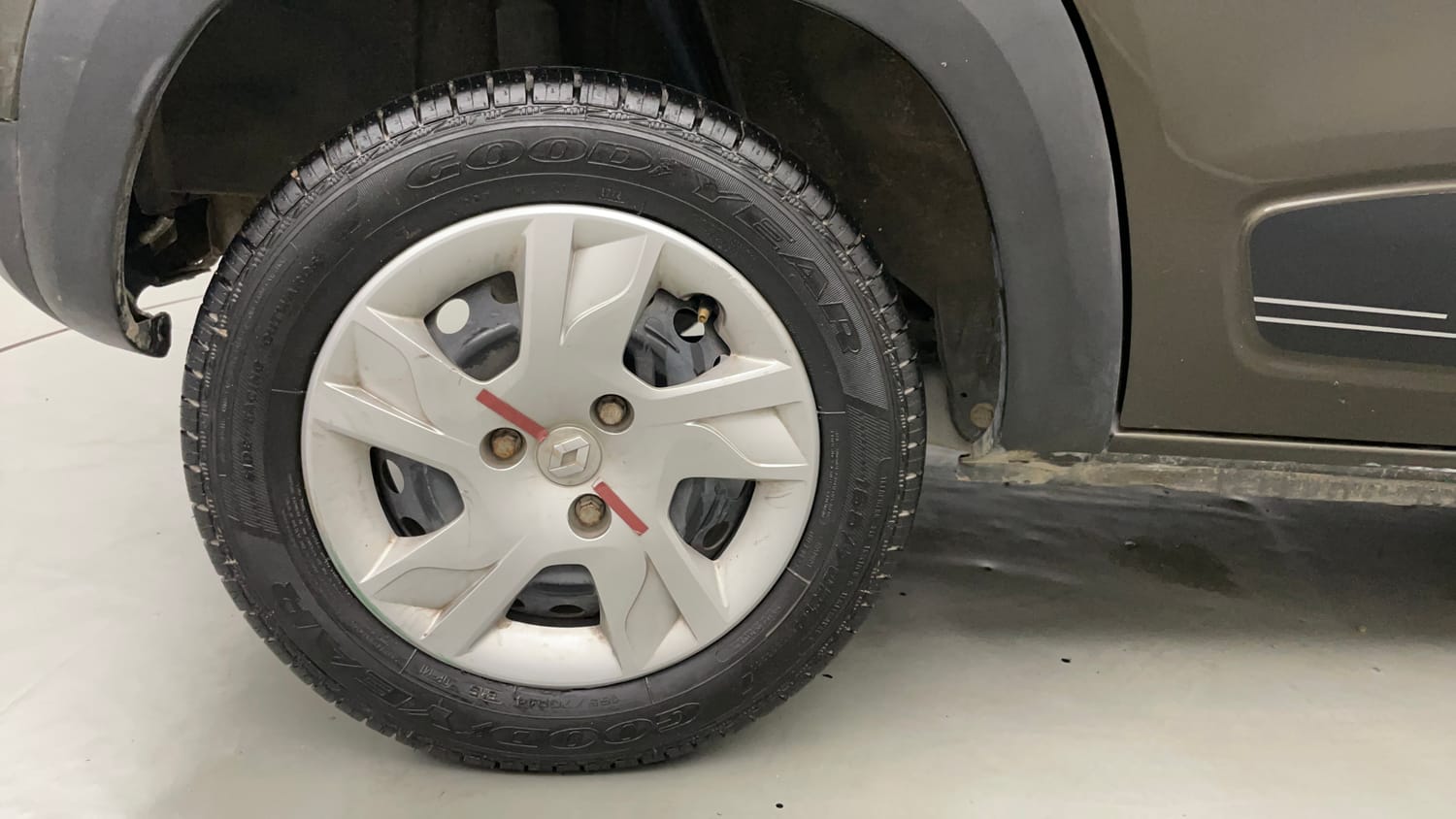 Used 2021 Renault Kwid RXT 1.0 AMT (O) Petrol Automatic tyres RIGHT REAR TYRE RIM VIEW