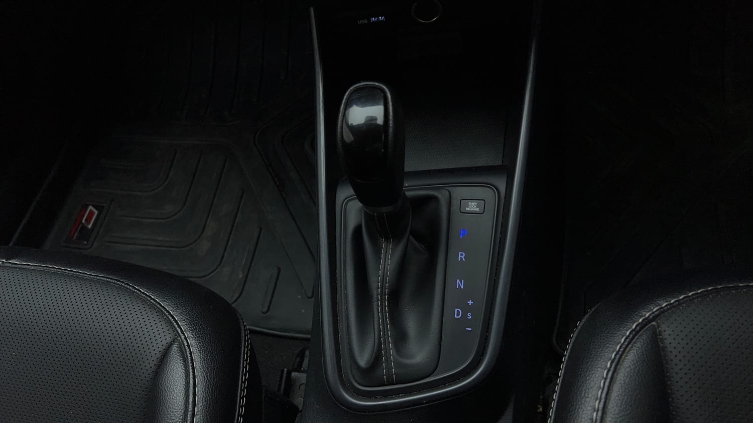 Used 2023 Hyundai i20 Sportz 1.2 IVT Petrol Automatic interior GEAR  KNOB VIEW