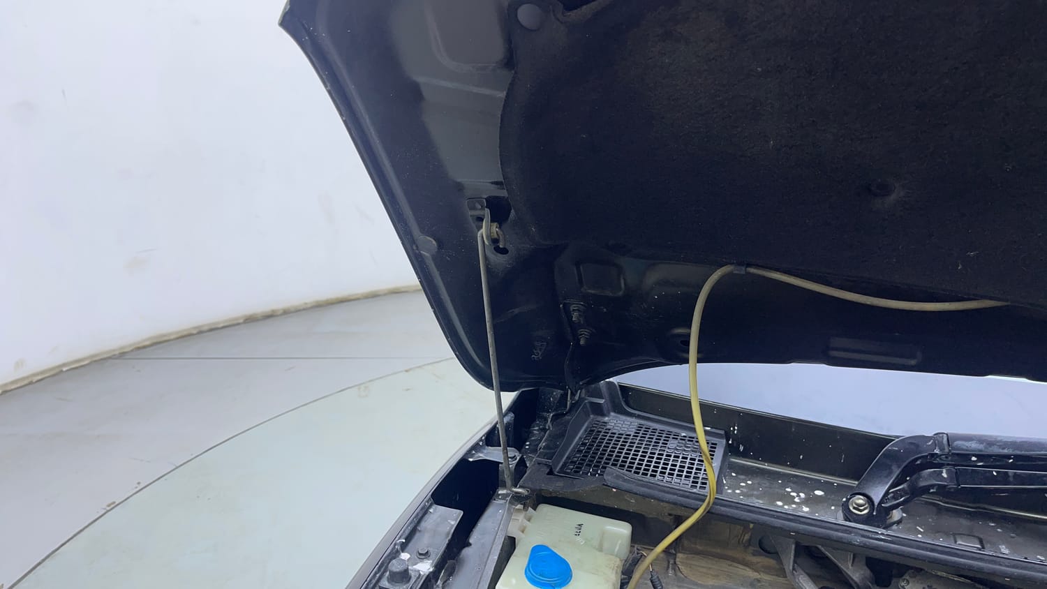 Used 2017 Renault Kwid 1.0 RXT AMT Petrol Automatic engine ENGINE RIGHT SIDE HINGE & APRON VIEW