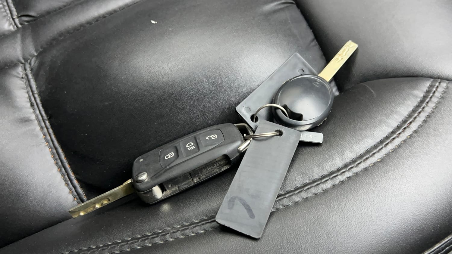 Used 2023 Tata Tiago XT CNG Cng Manual extra CAR KEY VIEW