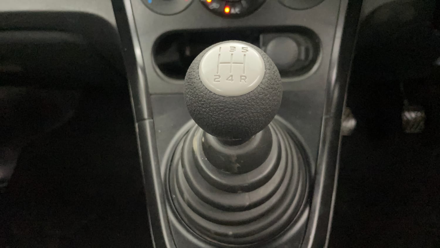 Used 2014 Maruti Suzuki Ritz Lxi BS-IV Petrol Manual interior GEAR  KNOB VIEW