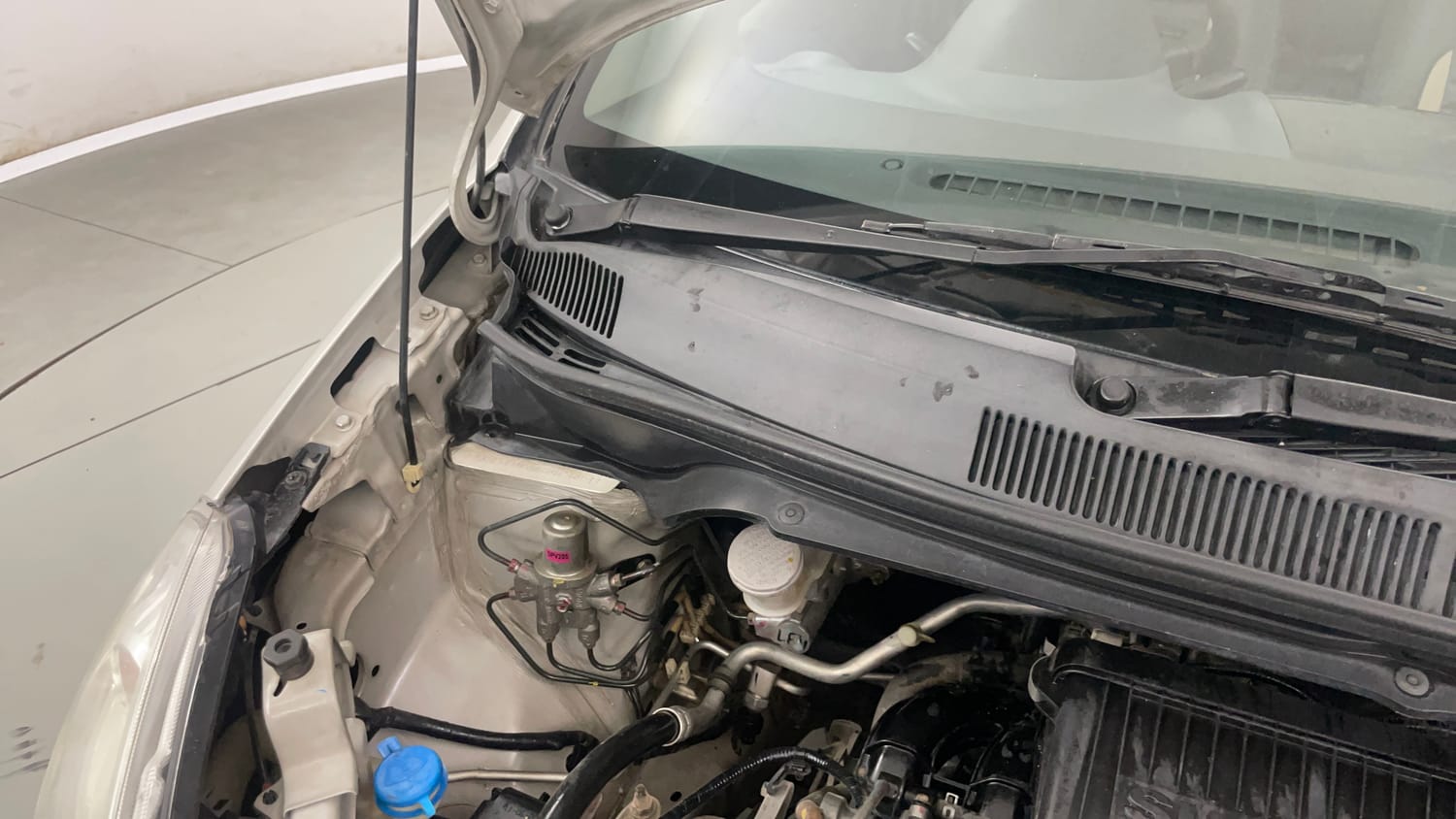 Used 2014 Maruti Suzuki Ritz Lxi BS-IV Petrol Manual engine ENGINE RIGHT SIDE HINGE & APRON VIEW