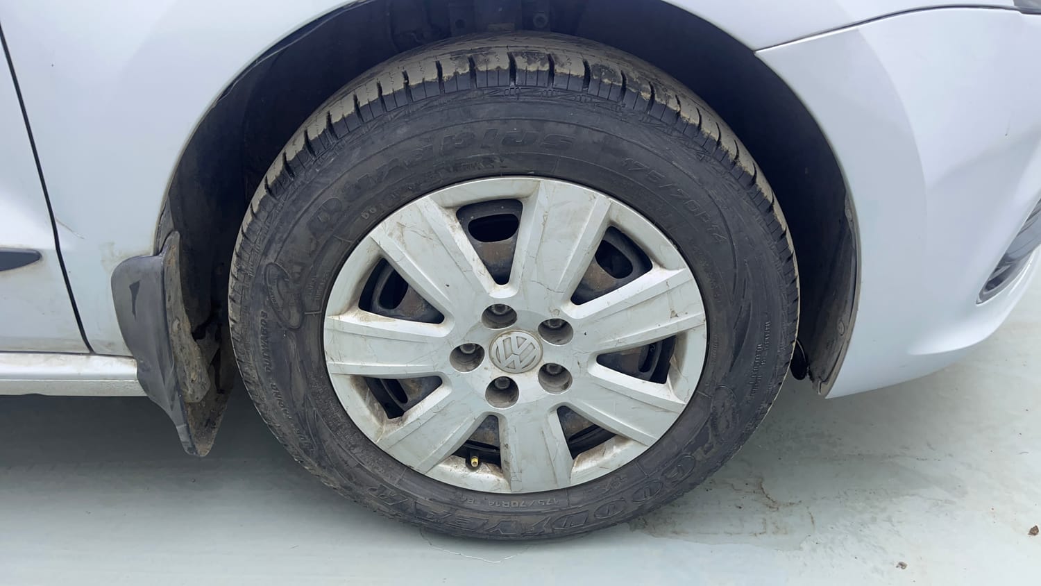 Used 2015 Volkswagen Polo Trendline 1.2L (P) Petrol Manual tyres RIGHT FRONT TYRE RIM VIEW