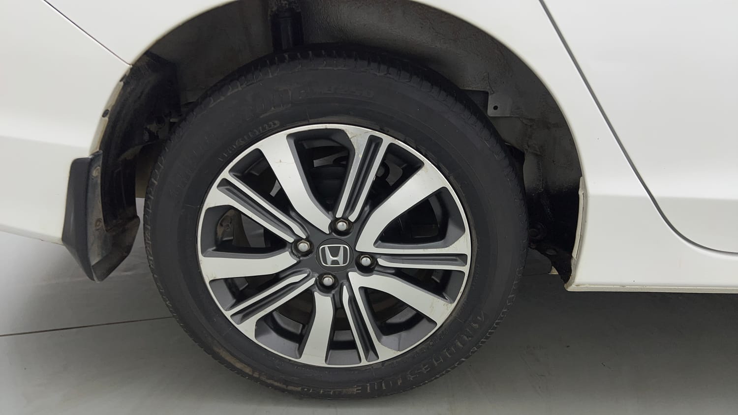 Used 2022 Honda City 4th Generation V Petrol Petrol Manual tyres RIGHT REAR TYRE RIM VIEW
