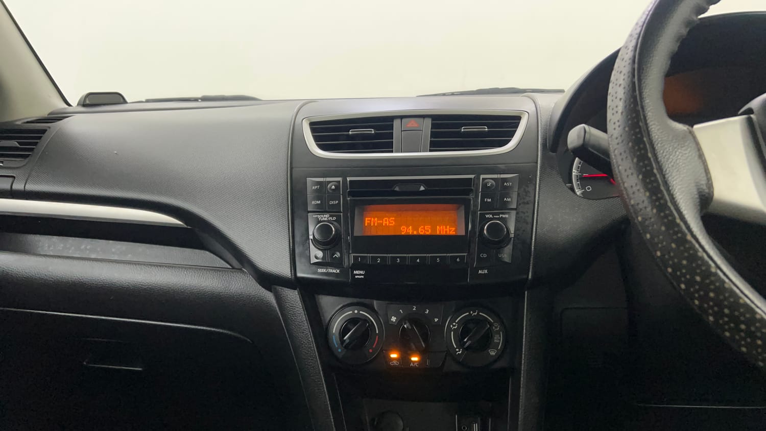 Used 2015 Maruti Suzuki Swift VXi Petrol Manual interior MUSIC SYSTEM & AC CONTROL VIEW