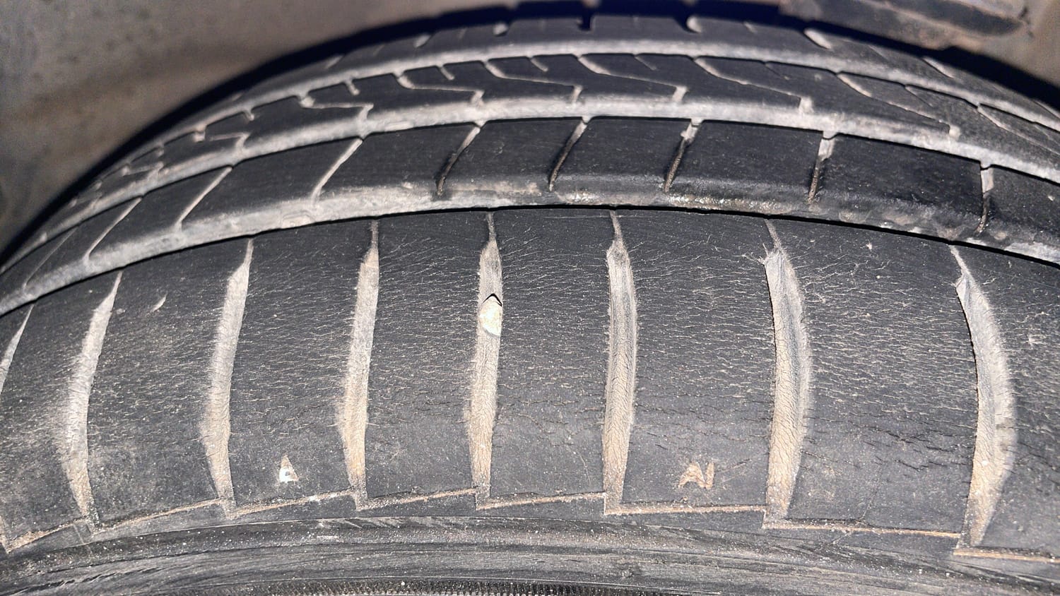 Used 2014 Maruti Suzuki Estilo LXi BS-IV Petrol Manual tyres LEFT FRONT TYRE TREAD VIEW