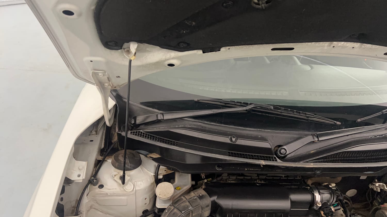 Used 2021 Maruti Suzuki Swift VXi Petrol Manual engine ENGINE RIGHT SIDE HINGE & APRON VIEW