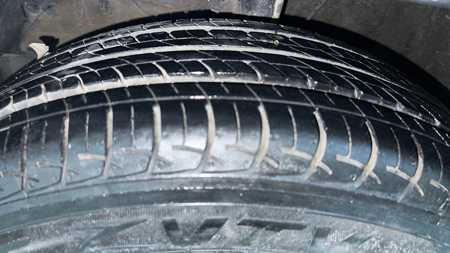 Used 2017 Maruti Suzuki Baleno Sigma 1.2 Petrol Manual tyres LEFT FRONT TYRE TREAD VIEW