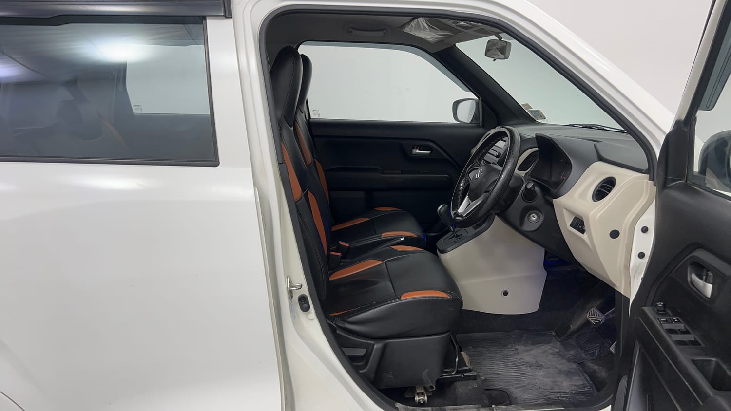 Used 2019 Maruti Suzuki Wagon R 1.0 VXI AMT Petrol Automatic interior RIGHT SIDE FRONT DOOR CABIN VIEW