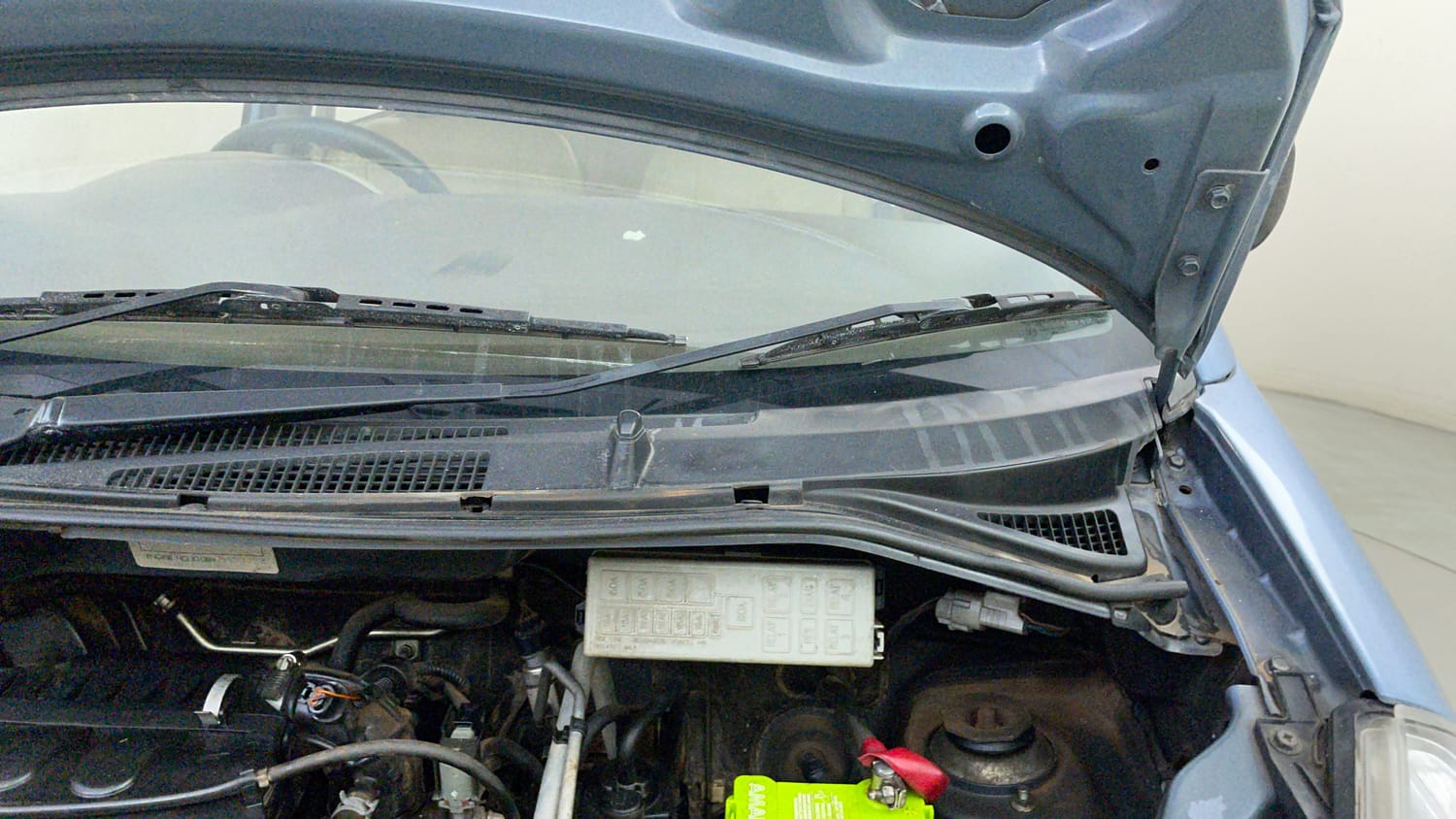 Used 2014 Maruti Suzuki Estilo LXi BS-IV Petrol Manual engine ENGINE LEFT SIDE HINGE & APRON VIEW