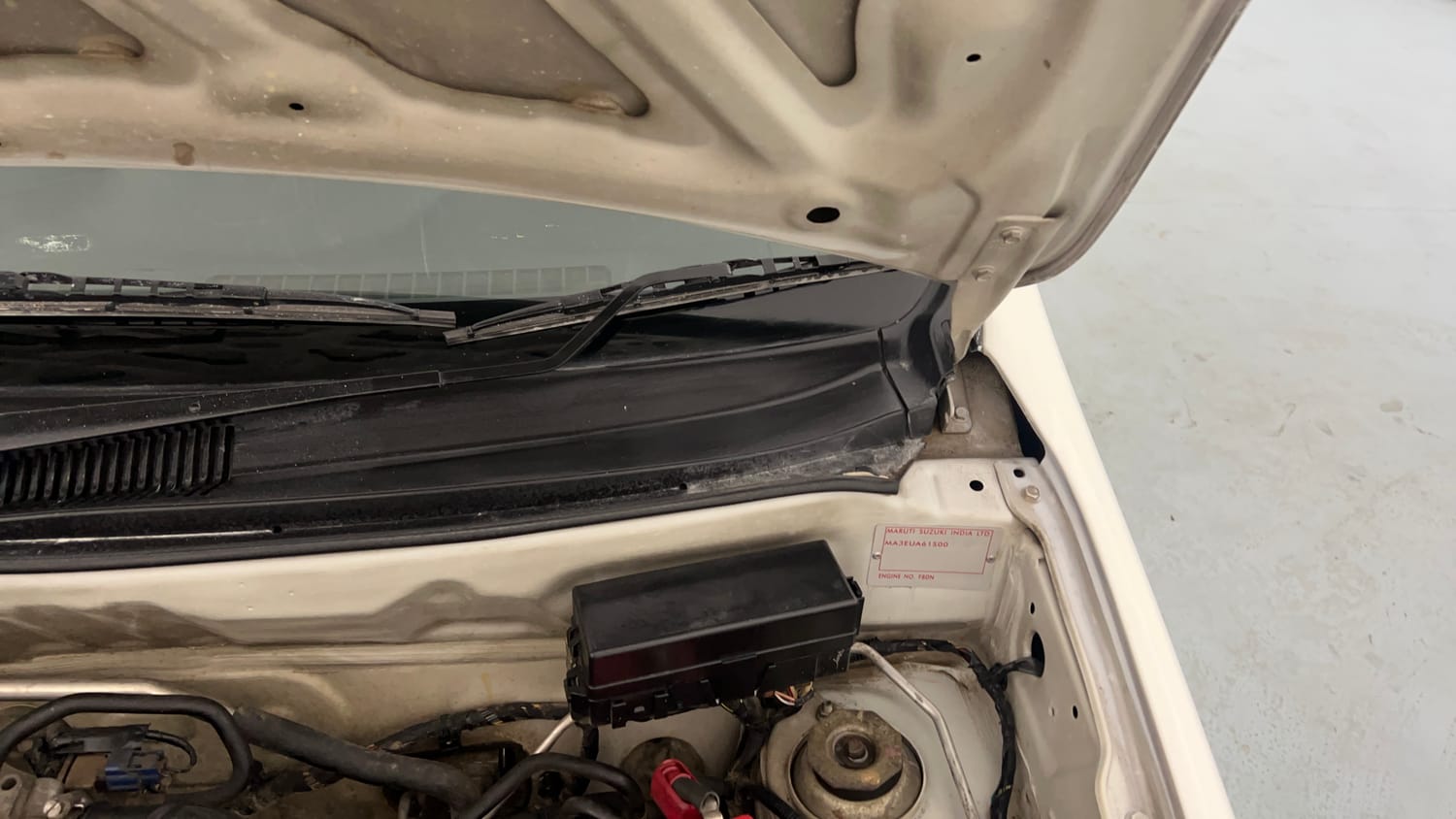 Used 2017 Maruti Suzuki Alto 800 LXi Petrol Manual engine ENGINE LEFT SIDE HINGE & APRON VIEW