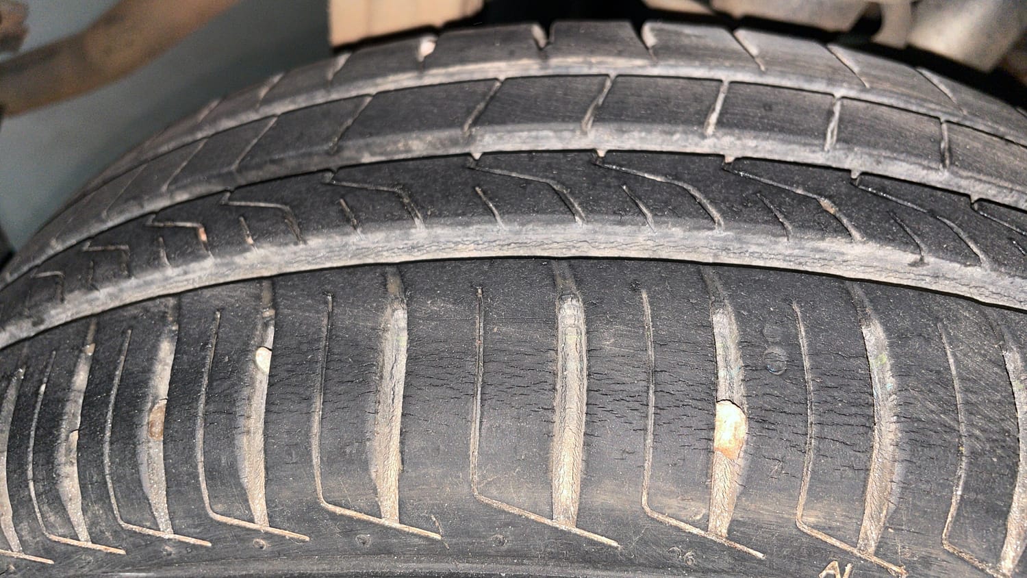 Used 2014 Maruti Suzuki Estilo LXi BS-IV Petrol Manual tyres RIGHT REAR TYRE TREAD VIEW