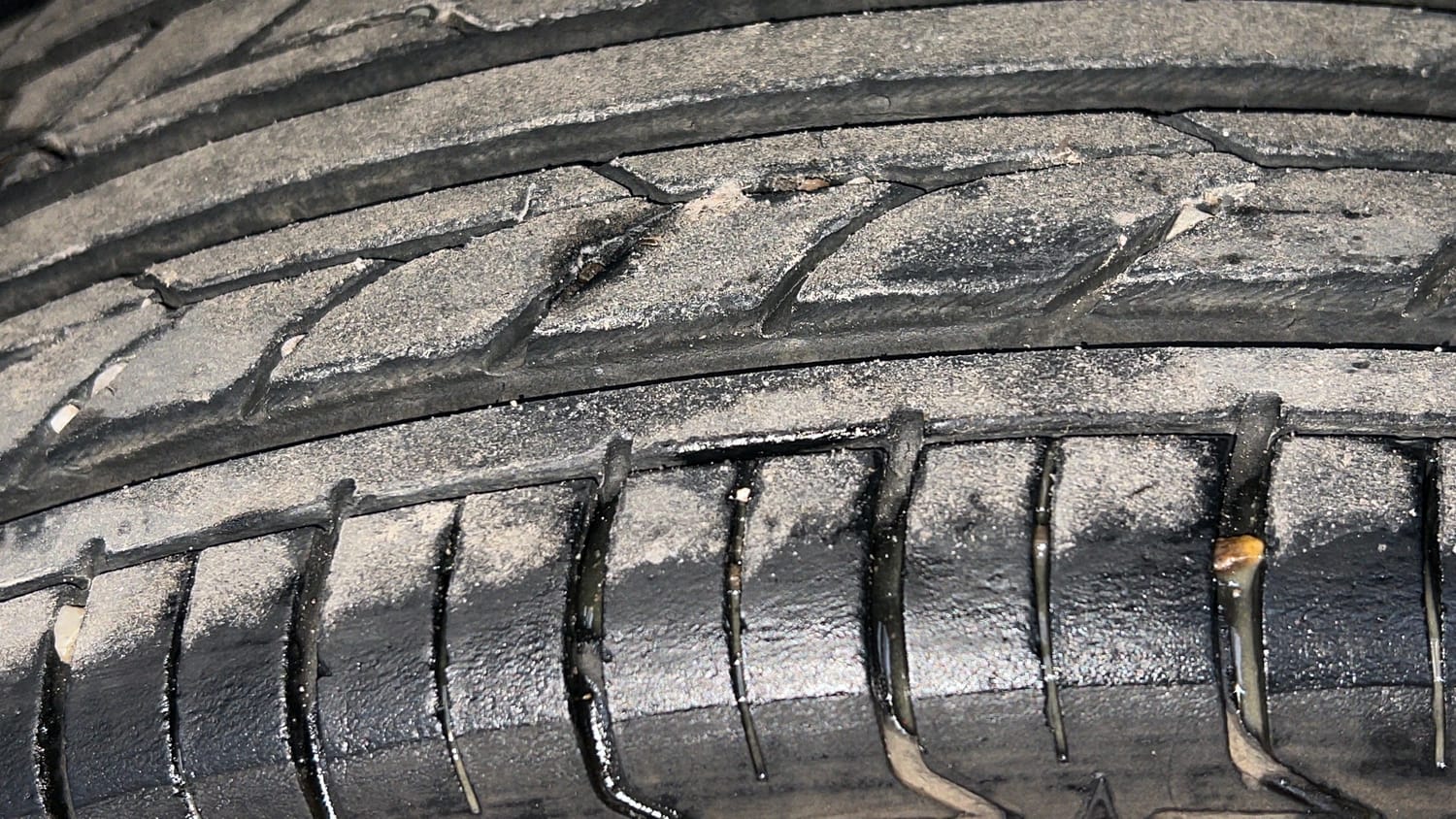 Used 2023 Renault Kiger RXZ 1.0 Turbo MT Dual Tone Petrol Manual tyres LEFT REAR TYRE TREAD VIEW