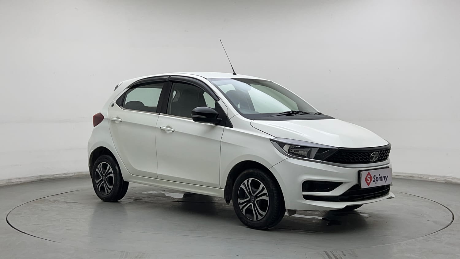 Used 2023 Tata Tiago XT CNG Cng Manual exterior RIGHT FRONT CORNER VIEW
