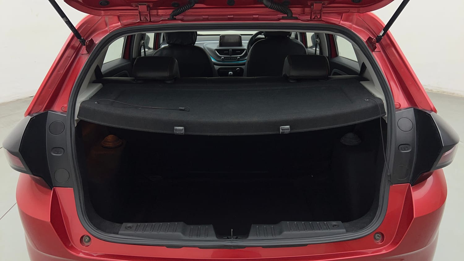Used 2020 Tata Altroz XZ Petrol Petrol Manual interior DICKY INSIDE VIEW