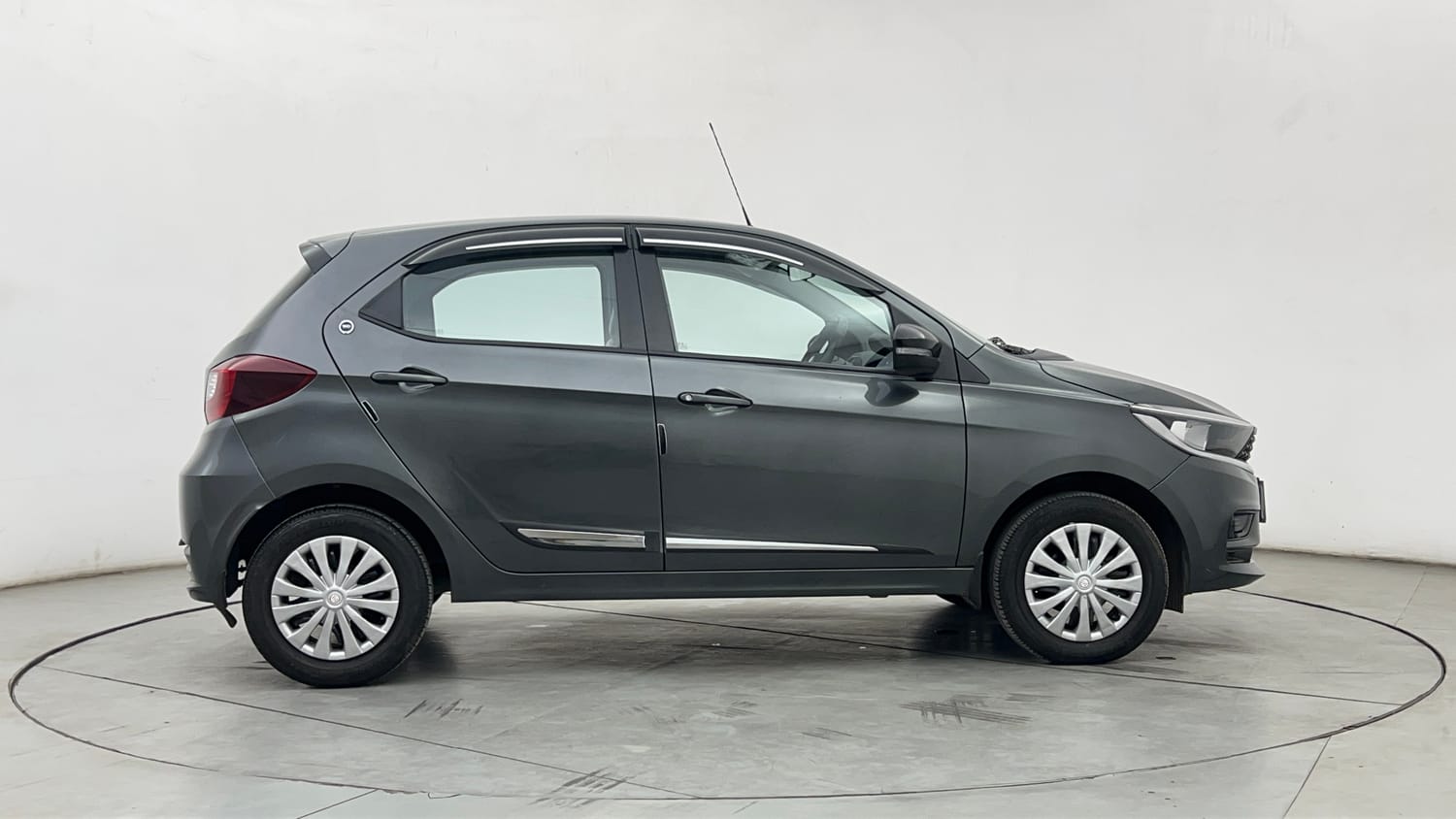 Used 2024 Tata Tiago XT Petrol Manual exterior RIGHT SIDE VIEW