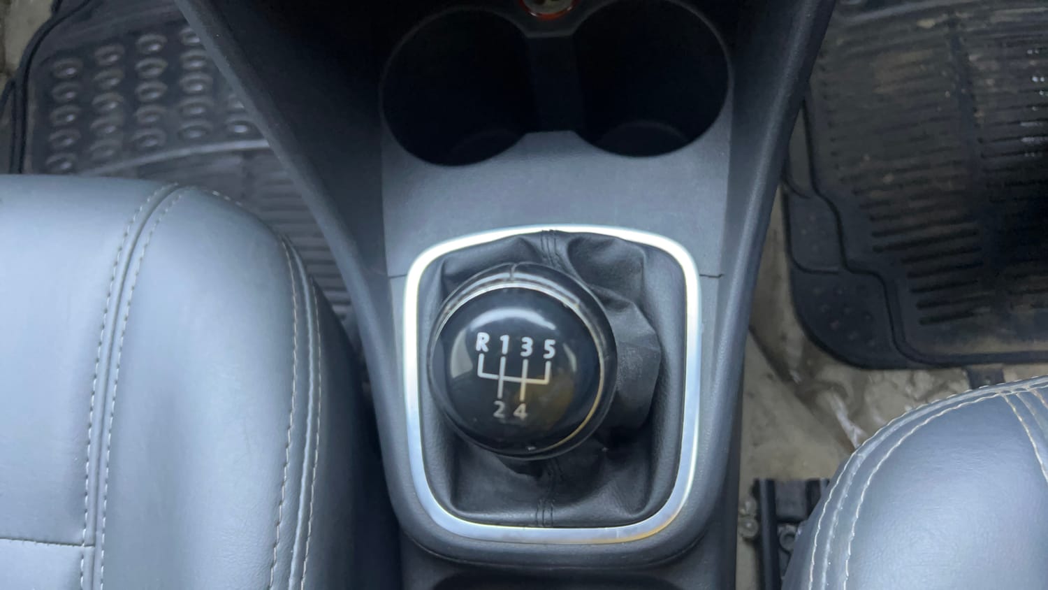 Used 2013 Volkswagen Polo Highline1.2L (P) Petrol Manual interior GEAR  KNOB VIEW