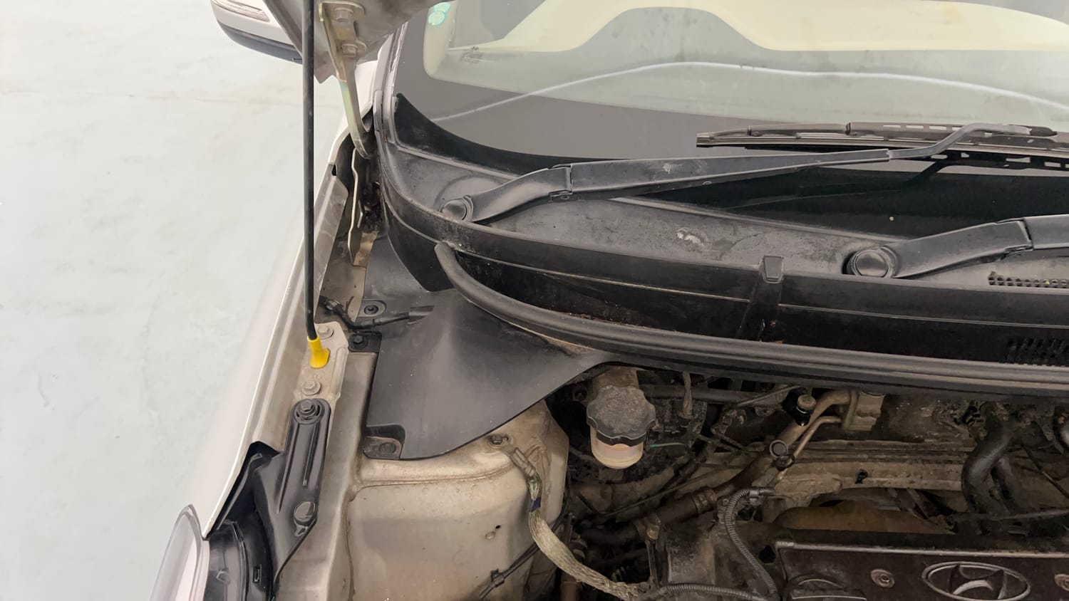Used 2014 Hyundai Elite i20 Sportz 1.2 Petrol Manual engine ENGINE RIGHT SIDE HINGE & APRON VIEW
