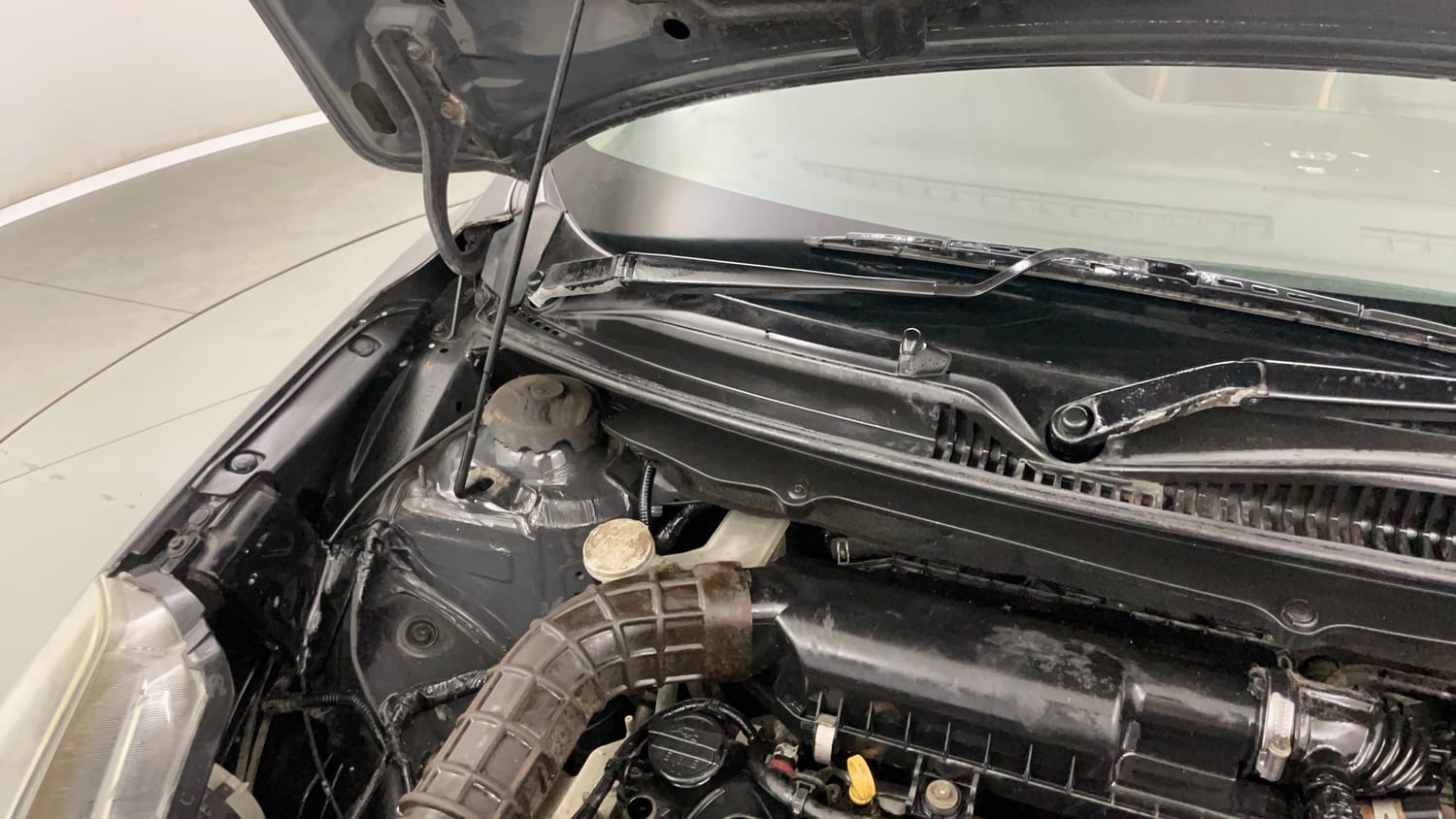 Used 2017 Maruti Suzuki Baleno Alpha 1.2 Petrol Manual engine ENGINE RIGHT SIDE HINGE & APRON VIEW