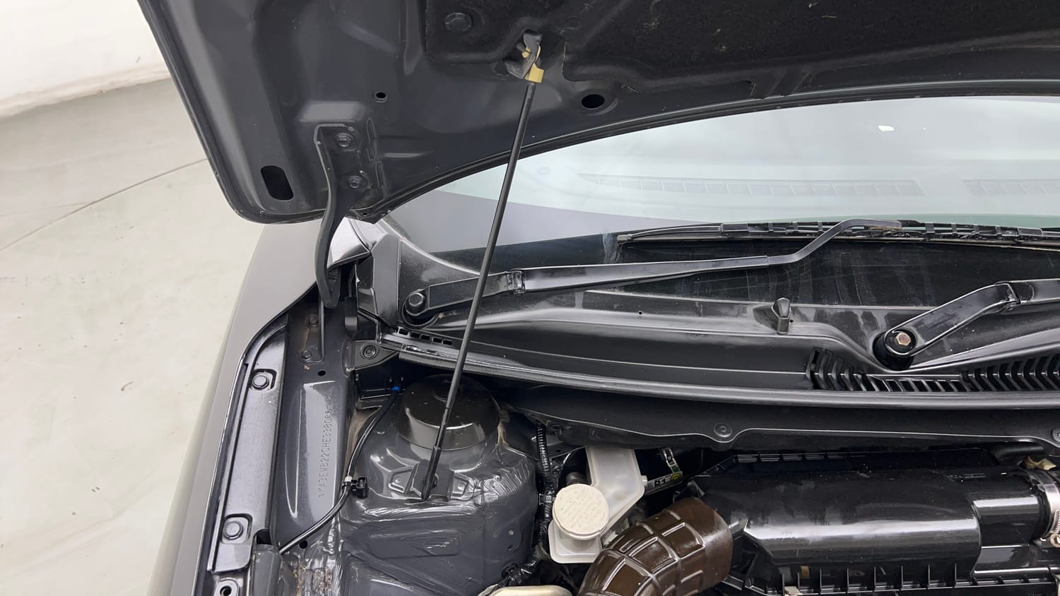Used 2017 Maruti Suzuki Baleno Sigma 1.2 Petrol Manual engine ENGINE RIGHT SIDE HINGE & APRON VIEW