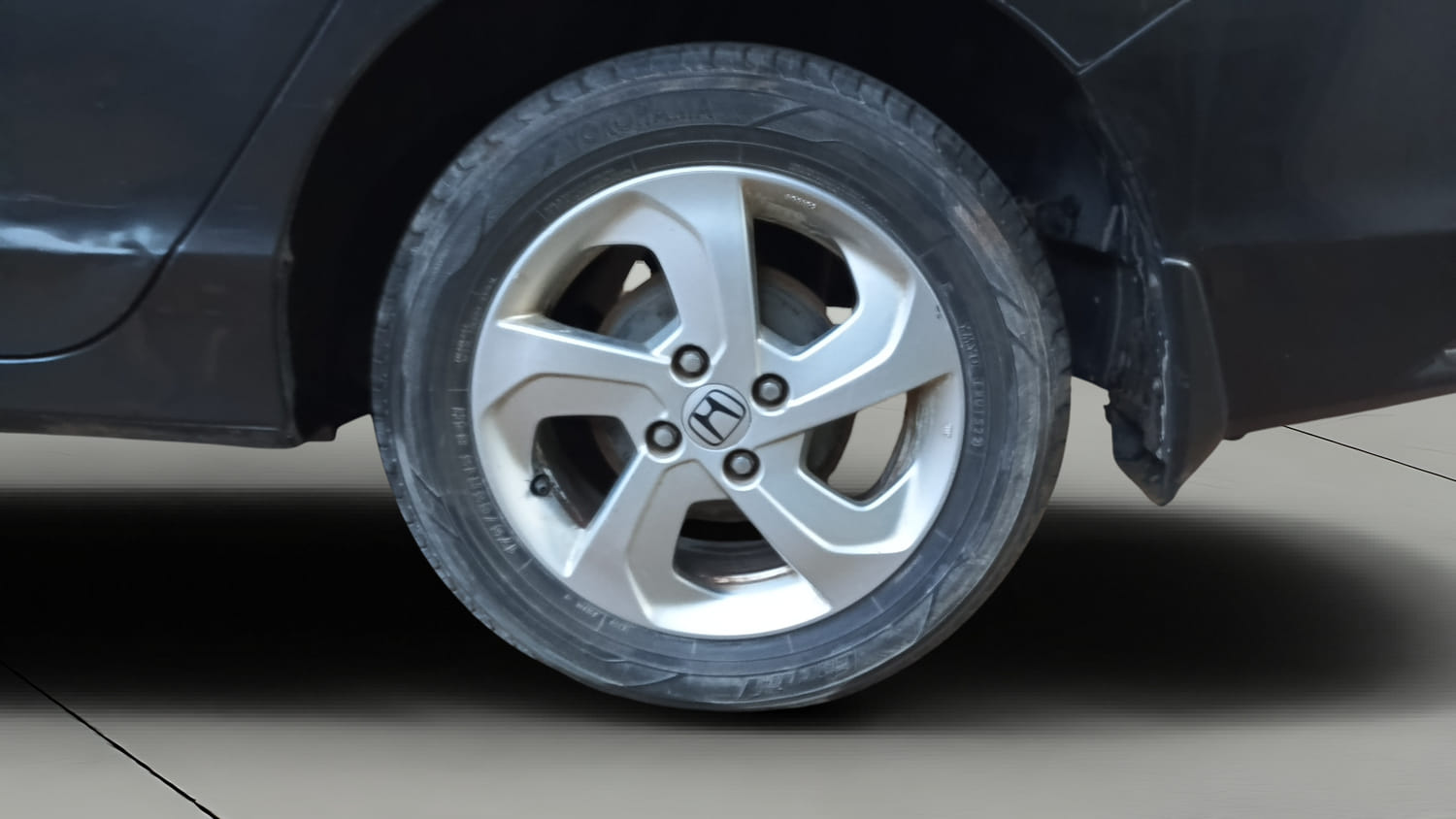 Used 2015 Honda City V Petrol Manual tyres LEFT REAR TYRE RIM VIEW