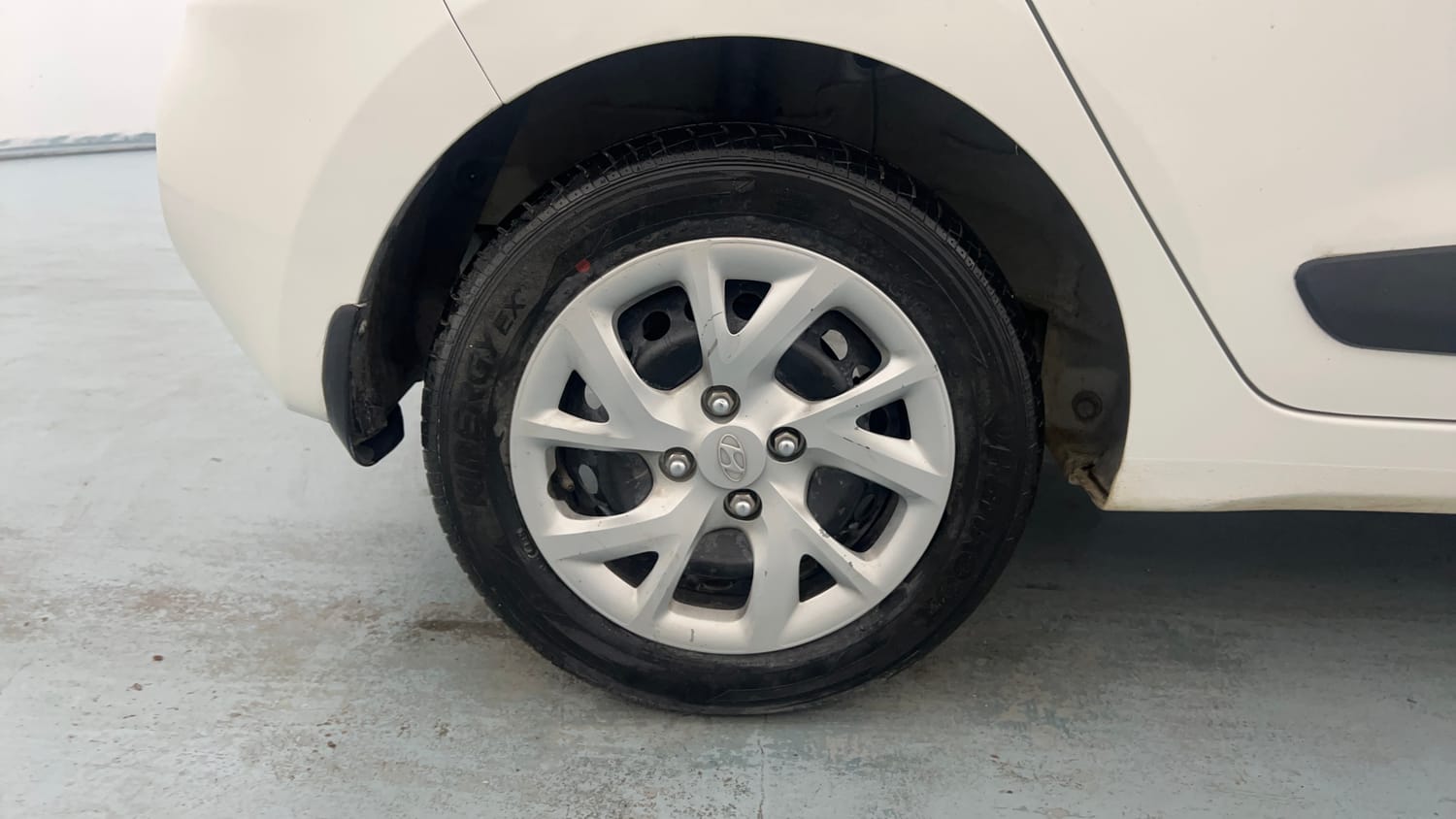 Used 2019 Hyundai Grand i10 Magna 1.2 Kappa VTVT Petrol Manual tyres RIGHT REAR TYRE RIM VIEW