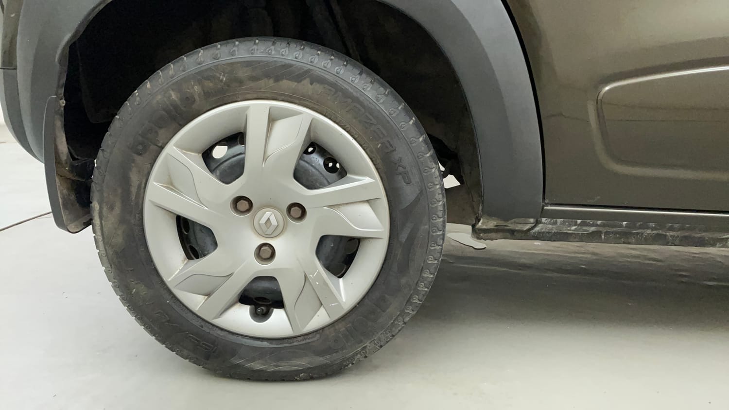 Used 2021 Renault Kwid RXT 1.0 AMT Opt Petrol Automatic tyres RIGHT REAR TYRE RIM VIEW