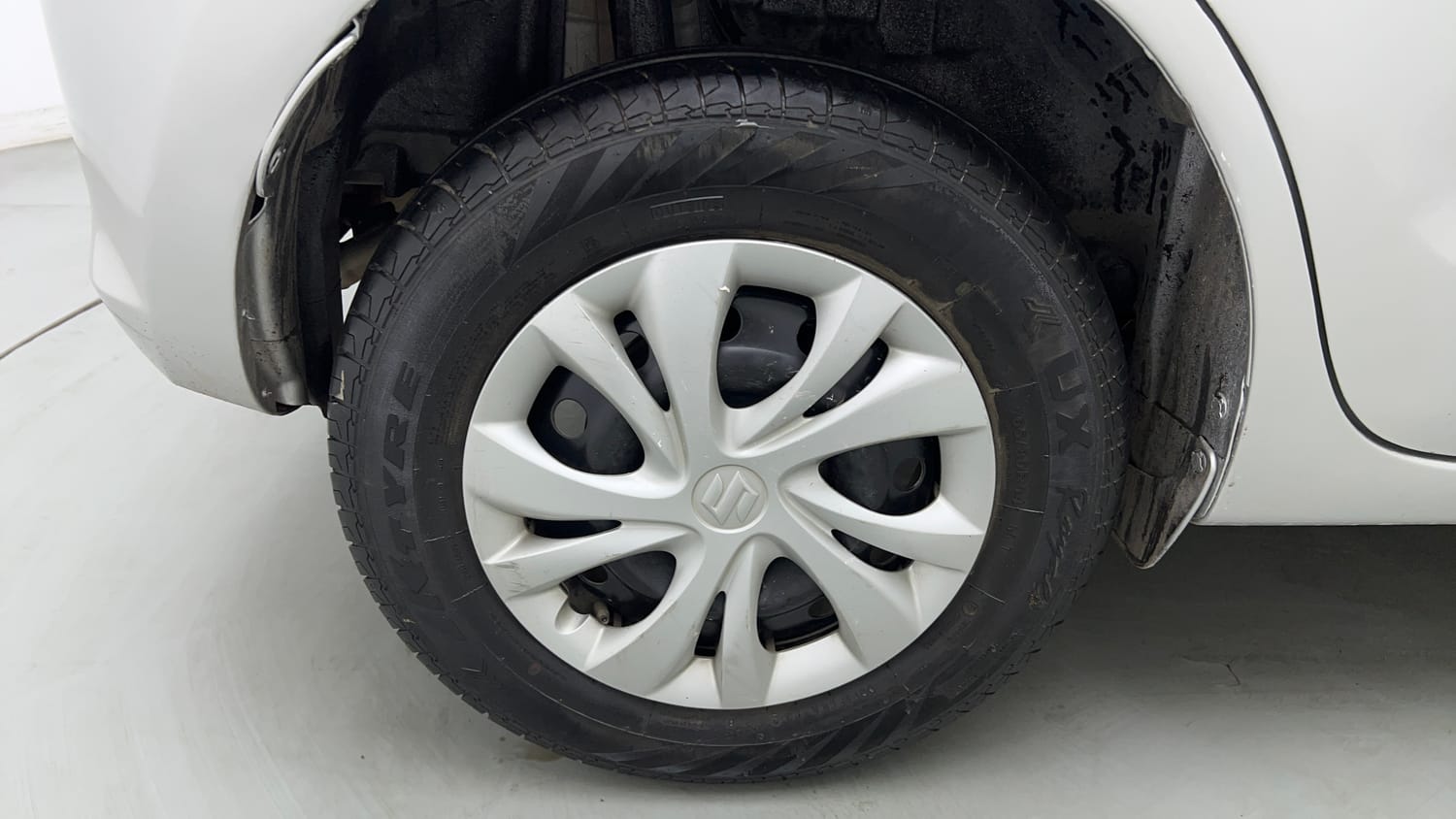 Used 2022 Maruti Suzuki Swift VXi AMT Petrol Automatic tyres RIGHT REAR TYRE RIM VIEW