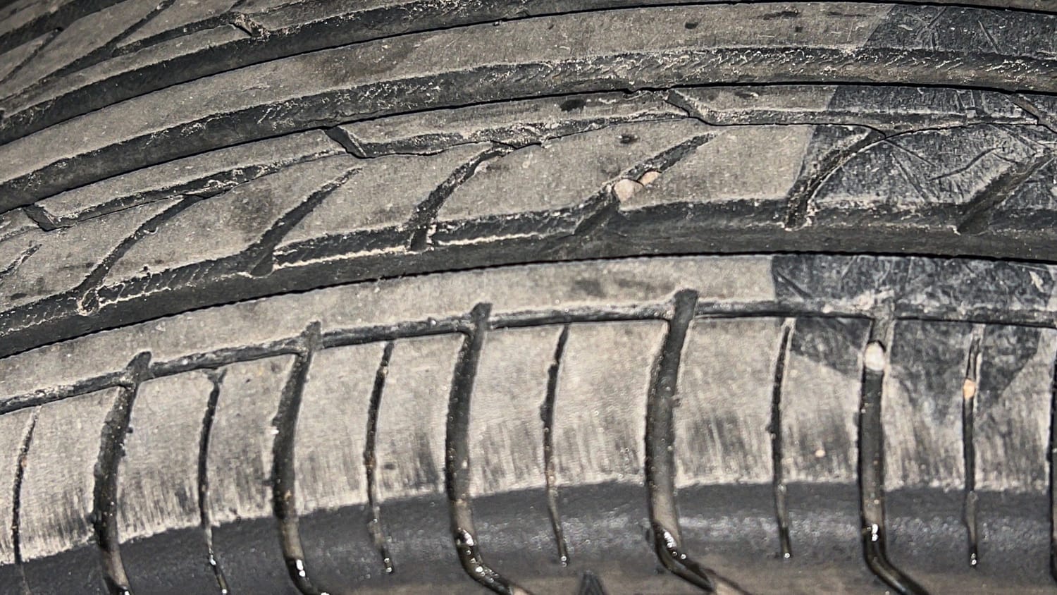 Used 2023 Renault Kiger RXZ 1.0 Turbo MT Dual Tone Petrol Manual tyres LEFT FRONT TYRE TREAD VIEW