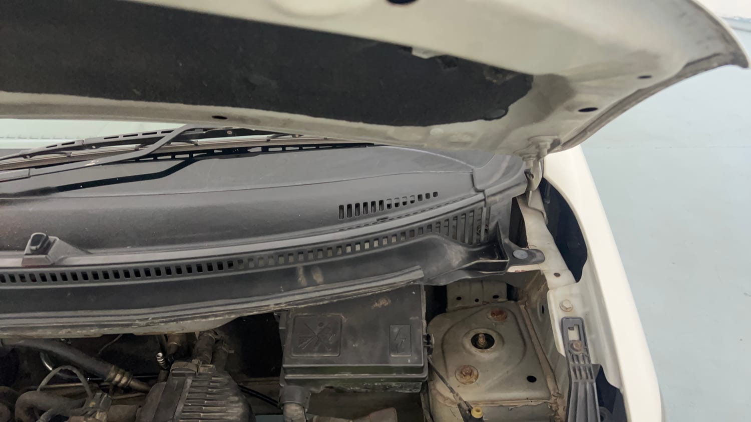 Used 2016 Datsun Redi-GO S Petrol Manual engine ENGINE LEFT SIDE HINGE & APRON VIEW