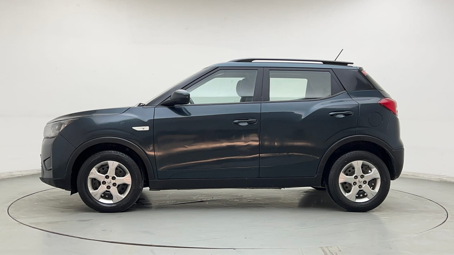 Used 2022 Mahindra XUV 300 W6 1.2 Petrol Petrol Manual exterior LEFT SIDE VIEW