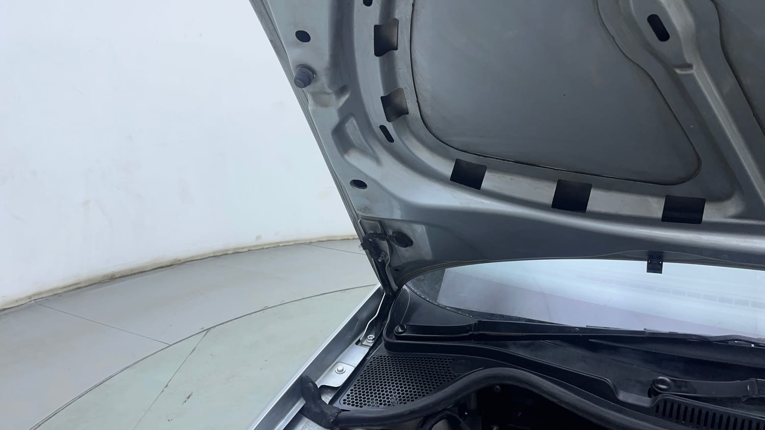 Used 2015 Volkswagen Polo Trendline 1.2L (P) Petrol Manual engine ENGINE RIGHT SIDE HINGE & APRON VIEW